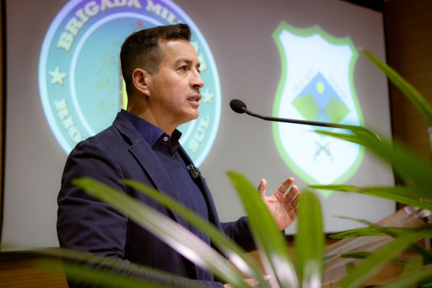 A foto mostra o secretário Sandro Caron