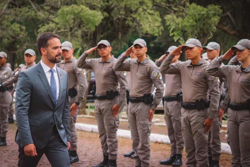 A foto mostra o governador, comandante supremo da Brigada Militar, passando para a continência dos policiais