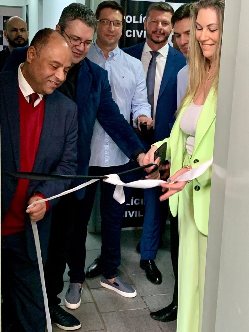 A foto mostra o tradicional corte de fitas de uma inauguração