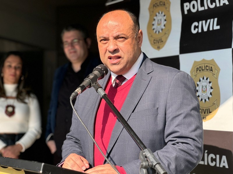 A foto mostra o Chefe de Polícia do estado, delegado Fernando Antônio Sodré de Oliveira, falando em solenidade de inauguração