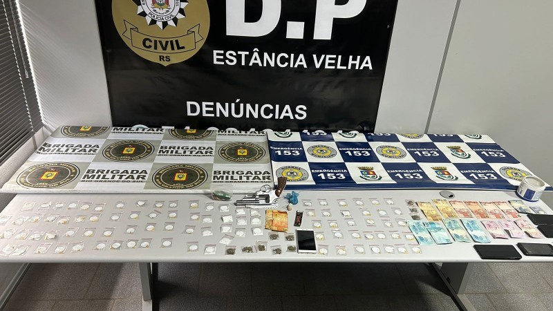 A foto mostra drogas, dinheiro, celulares e uma arma apreendidos pela polícia