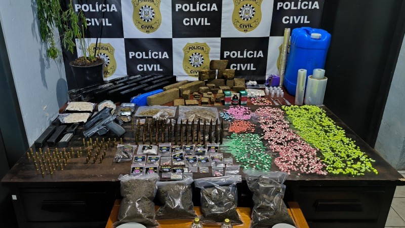 A foto mostra as apreens&otilde;es feitas pela pol&iacute;cia