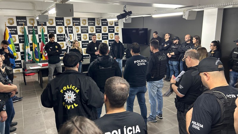 A foto mostra equipe da Polícia Civil reunida