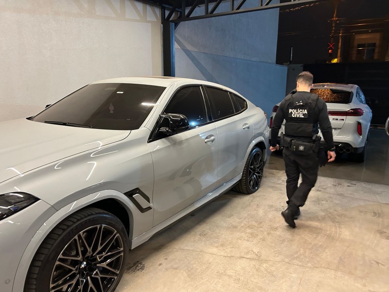 A foto mostra dois dos carros apreendidos