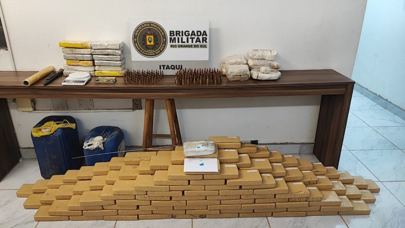 A foto mostra drogas e munições apreendidas