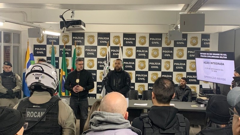 A foto mostra os policiais reunidos em uma sala da Polícia Civil