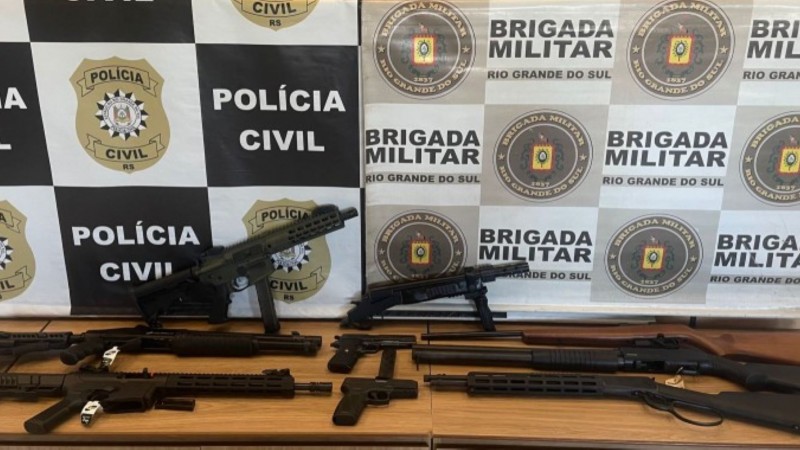 A foto mostra as armas apreendidas na operação