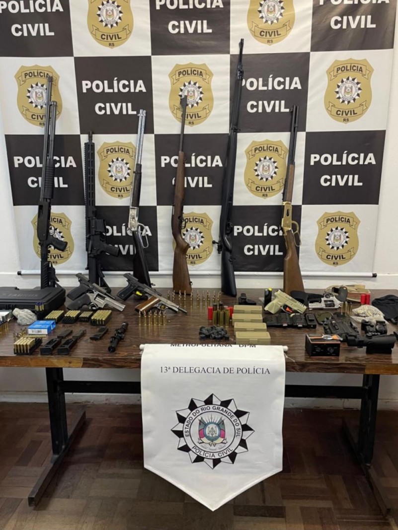 A foto mostra o arsenal apreendido pela Pol&iacute;cia Civil