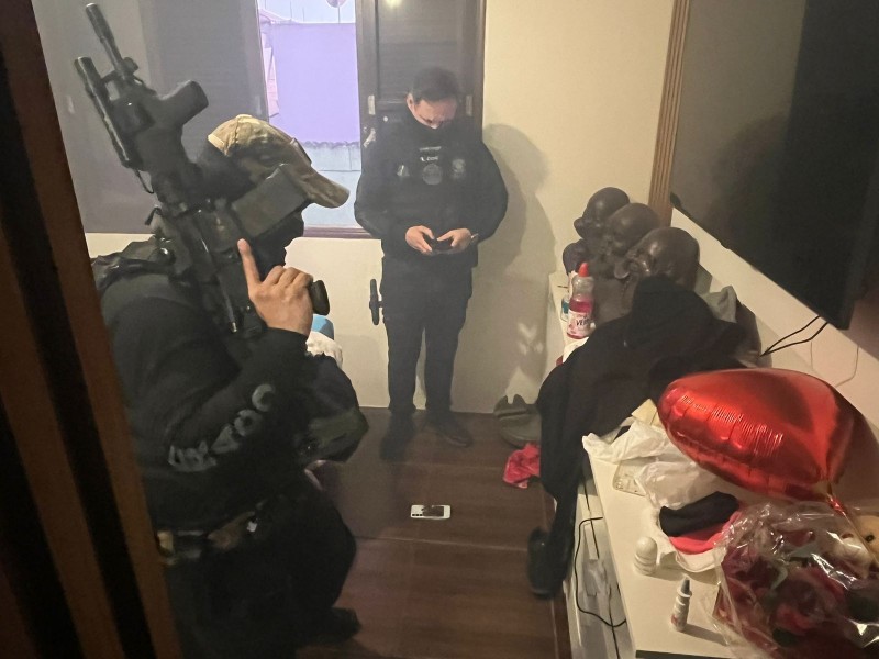 A foto mostra os agentes de polícia fazendo buscas
