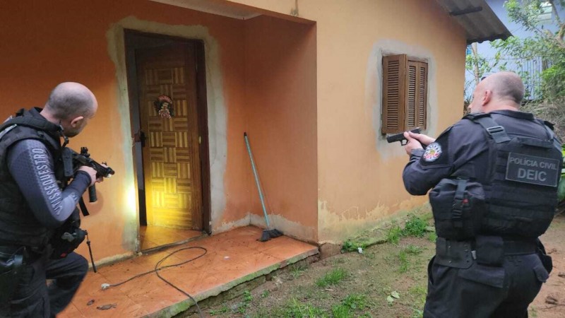 A foto mostra a operação sendo deflagrada