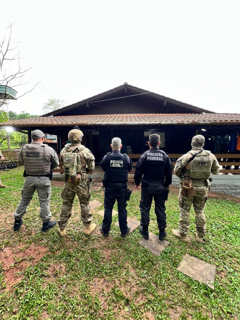 A foto mostra 5 agentes de segurança pública que integram a Ficco