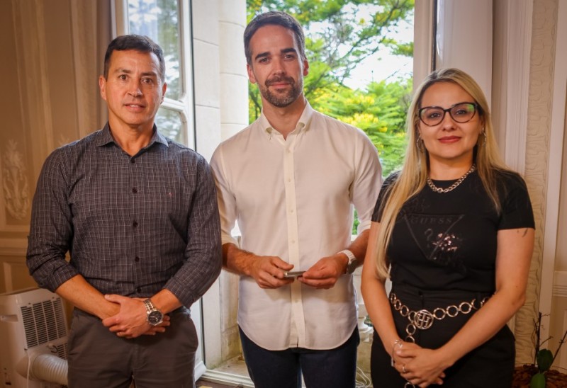A foto mostra o governador Eduardo Leite(c) com o secretário Sandro Caron e Danielle Calazans
