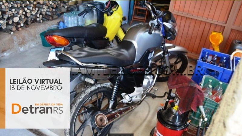 A foto mostra duas motocicletas
