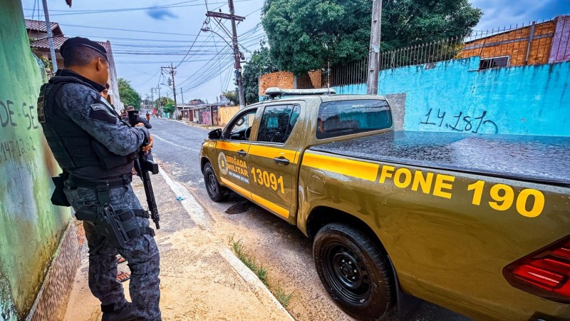 A foto mostra a Brigada Militar realizando policiamento ostensivo nas ruas