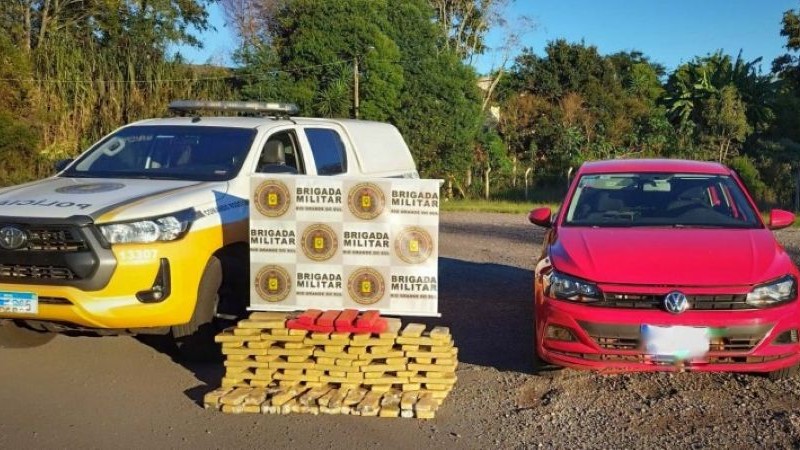 A imagem mostra uma viatura da Brigada Militar e o veículo apreendido, assim como os pacotes de maconha apreendidos pelos policiais