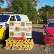 A imagem mostra uma viatura da Brigada Militar e o veículo apreendido, assim como os pacotes de maconha apreendidos pelos policiais