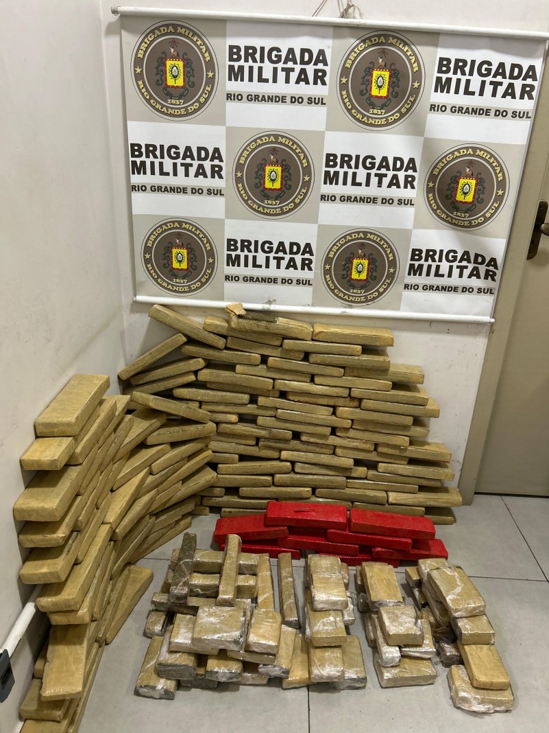 A imagem mostra os pacotes de maconha apreendidos durante a operação