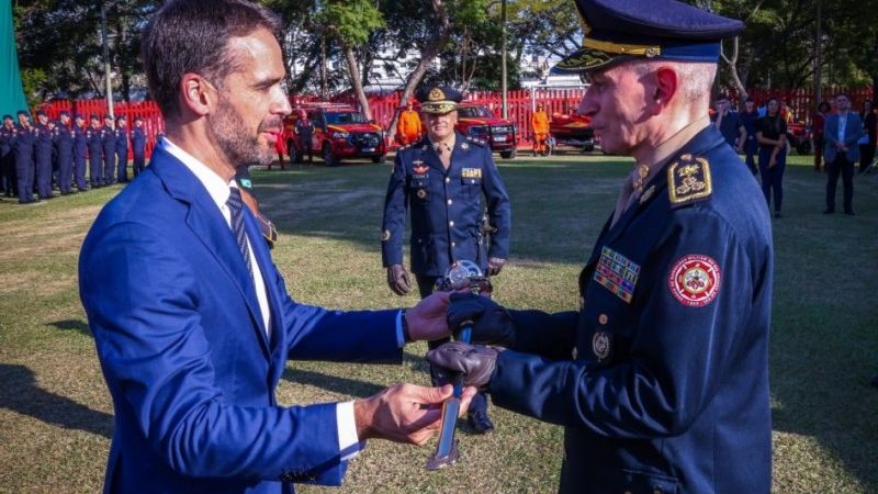 O governador do RS Eduardo Leite passa o Comando-Geral do Corpo de Bombeiros Militar ao coronel Fortes.