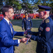 O governador do RS Eduardo Leite passa o Comando-Geral do Corpo de Bombeiros Militar ao coronel Fortes.