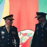 Coronel Fortes, novo comandante-geral e coronel Estêvam, na passagem de comando. Ao fundo, as bandeiras do Brasil e do Rio Grande do Sul, a última em destaque.