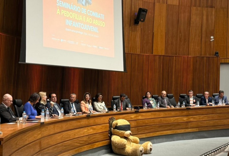 Imagem mostra autoridades e palestrantes na mesa de eventos