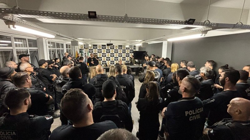Agentes da Polícia Civil reunidos em preparação para a operação Bunker