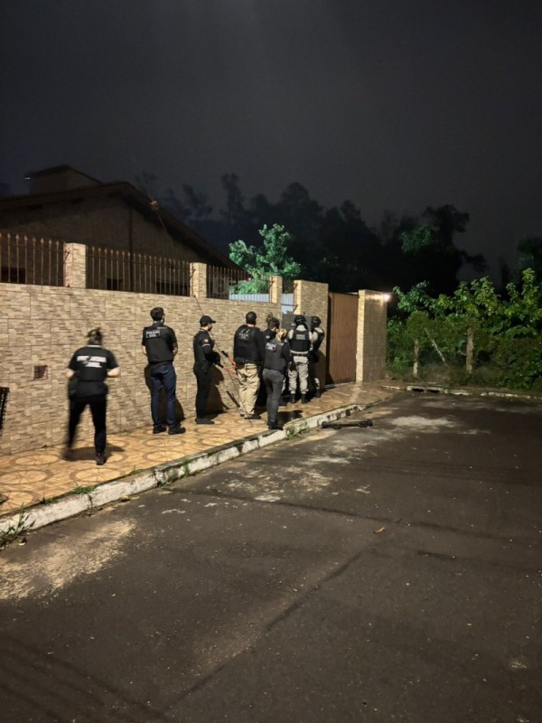 Agentes acessam área de um dos condomínios alvo da investigação em Canoas