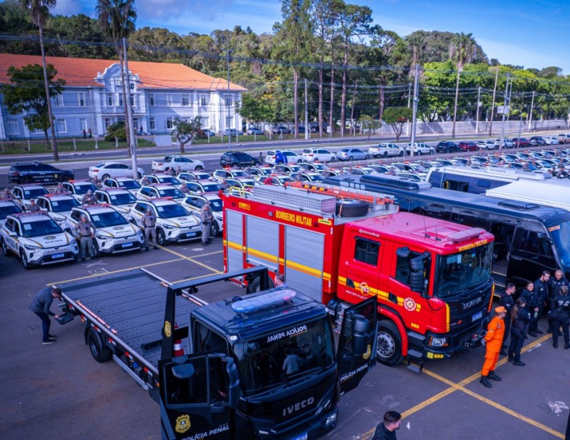 Foto aérea em que aparecem caminhão do Corpo de Bombeiros Militar, guincho da Polícia Penal e diversas viaturas da Brigada Militar