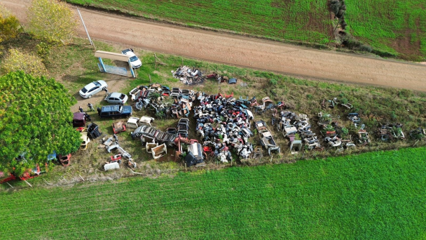 Vista aérea de carcaças e peças de veículo armazenadas em desmanche irregular