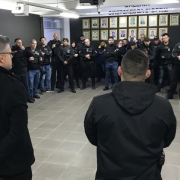 Aproximadamente 30, dos 60 agentes da Polícia Civil que participaram da operação, realizam reunião preparatória, em círculo.