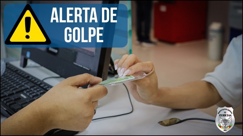A foto destaca um documento de identidade sendo entregue por um atendente do IGP a alguém que está sentado à sua frente. Aparecem somente os braços das pessoas. No canto superior esquerdo, há um sinal de alerta (triângulo amarelo com ponto de exclamação) em fundo azul transparente ao lado da mensagem em letras brancas "ALERTA DE GOLPE". No canto inferior direito, o brasão do IGP.