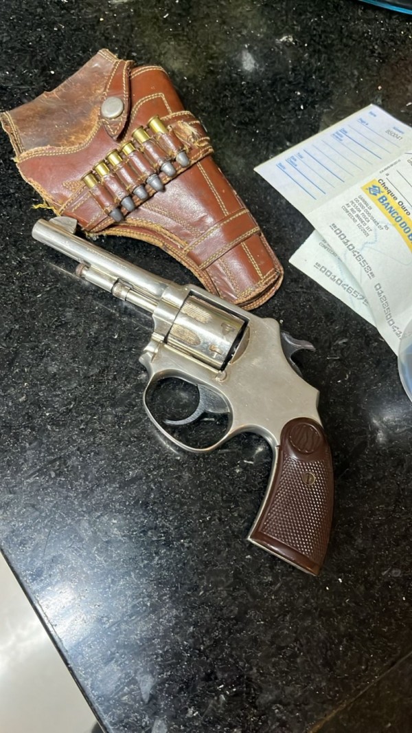 Arma e munição apreendidas na operação Timeo