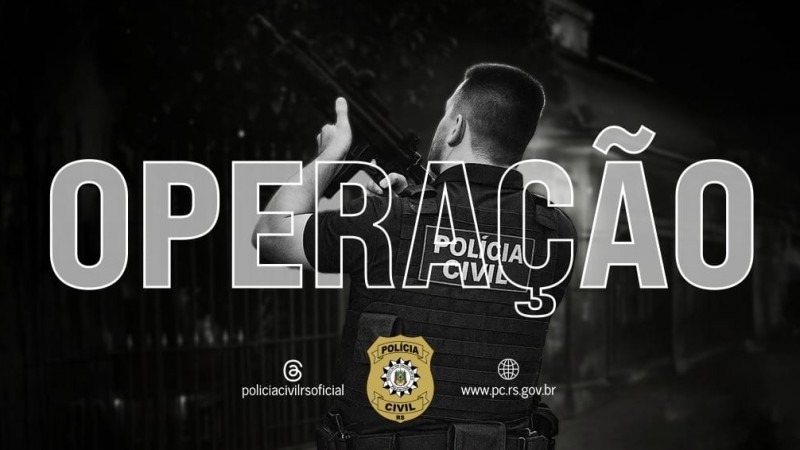 A imagem em branco e preto mostra um agente da Polícia Civil fardado empunhando um fuzil, ao fundo. Na primeira camada da imagem, o letreiro "operação".