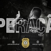 A imagem em branco e preto mostra um agente da Polícia Civil fardado empunhando um fuzil, ao fundo. Na primeira camada da imagem, o letreiro "operação".
