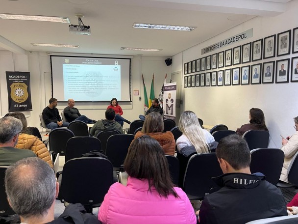 Participantes do último curso de mediadores realizado em maio assistem a uma palestra em um auditório