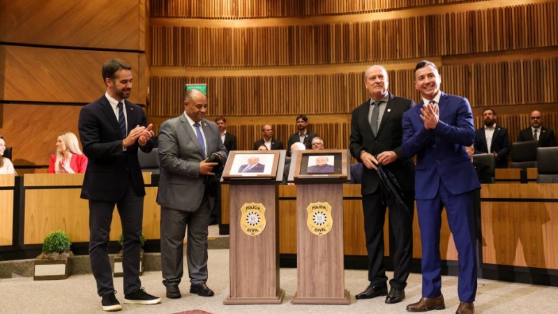 Governador Eduardo Leite, ex-chefe de polícia Fernando Sodré, novo chefe de polícia Heraldo Guerreiro e o secretário Sandro Caron ladeiam as fotos de Sodré e Guerreiro, que foram descerradas momentos antes.