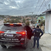 Policiais civis fardados descem de carro em comunidade de Gravataí (RS).