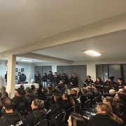 A imagem mostra policiais civis em reunião preparatória para a operação