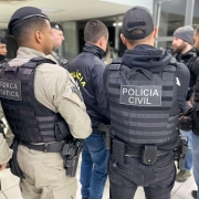 Integrantes da Força Tática da Brigada Militar e da Polícia Civil conversam sobre a operação.