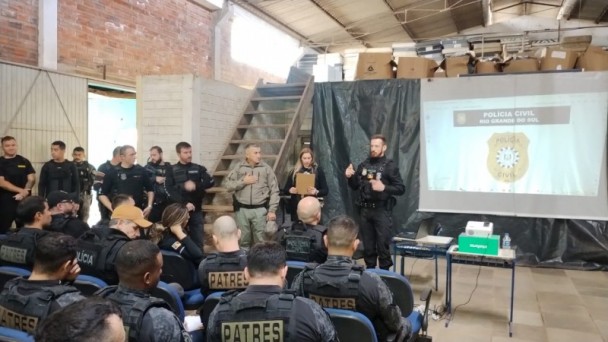 A operação contou com 100 policiais civis e militares, 36 viaturas, quatro cães farejadores e um helicóptero