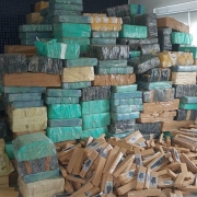 A imagem mostra os pacotes de drogas apreendidos empilhados em uma sala