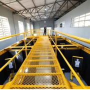 Imagem mostra passarela amarela em galpão para treinamento de tiro
