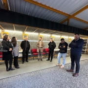 Grupo de 7 pessoas visita o galpão Linha de Tiro. usado para treinamento de agentes da Polícia Civil
