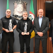 Saraiva e Patrick foram recebidos pelo secretário Caron, pelo secretário adjunto, Cel. Ikeda e pelo chefe de Polícia, Guerreiro