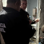 A imagem mostra dois agentes da polícia civil durante o cumprimento dos mandatos da Operação Medici Umbra