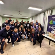 24 integrantes das instituições que ofereceram serviços na Jornada da Inclusão posam para foto.