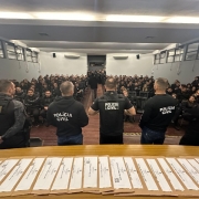 Agentes da Polícia Civil se preparam para a operação 