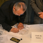 A imagem mostra o secretário adjunto Mário Ikeda assinando o termo de cooperação