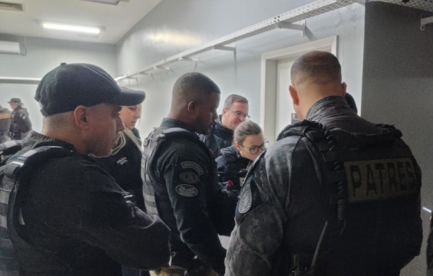 Sete policiais se reúnem para a isntrução sobre a operação