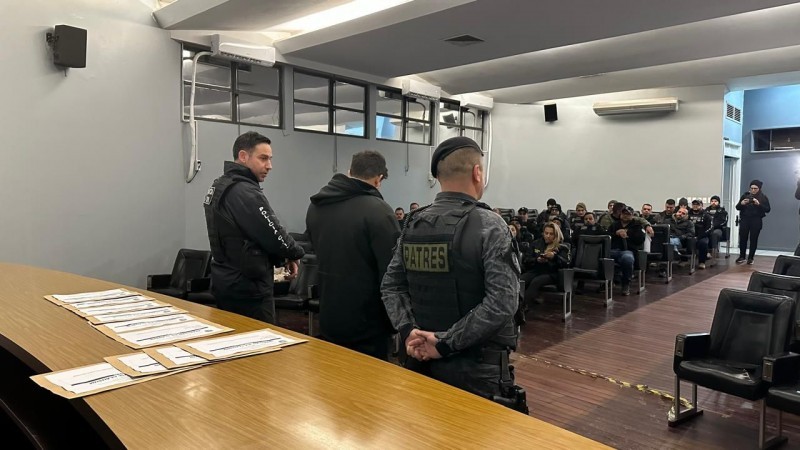 Auditório com policiais civis recebe instruções de três agentes sobre a operação